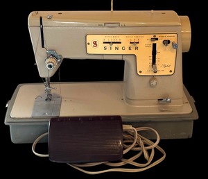 lot 404 image: The Singer Company Sewing Machine Zig Zag Model 457 Vintage