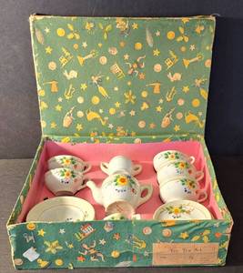 lot 333 image: Vintage Miniature Childs Tea Set