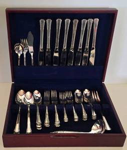 lot 336 image: Oneida Ltd. Stainless Steel Flatware Set