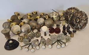 lot 340 image: Large Collection of Vintage Drawer Pulls & More