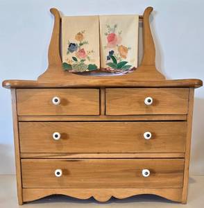 lot 347 image: Beautiful Dolls Wash Stand