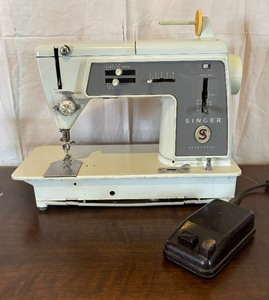 lot 480 image: Singer Sewing Machine Model 600