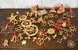 lot 487 image: Variety of Straw Ornaments and Decor