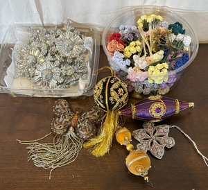 lot 494 image: Fabulous Ornaments and Flower Stems