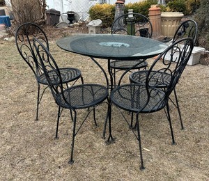 lot 495 image: Patio Table with 5 Chairs