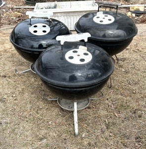 lot 499 image: Three Weber Charcoal Grills
