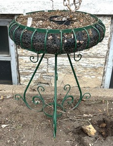lot 502 image: Gorgeous Vintage Planter Stand
