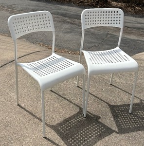lot 517 image: Pair of Stylish White Chairs