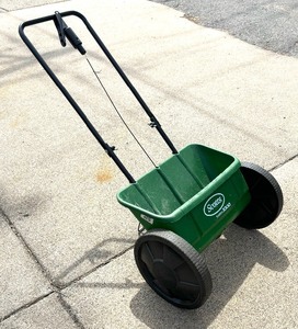 lot 534 image: Scotts AccuGreen 1000 Spreader