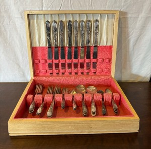 lot 560 image: Vintage Rogers Flatware Grouping