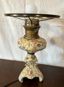 lot 562 image: Vintage Victorian Lamp