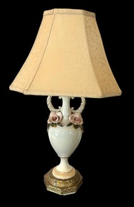 lot 558 image: Vintage Lamp with Rose Accents