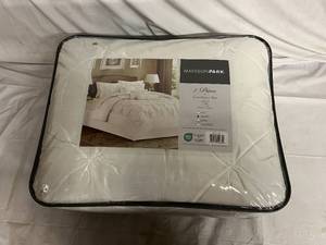 lot 18 image: 7pc Madison Park Laurel Cozy Comforter Set - Queen
