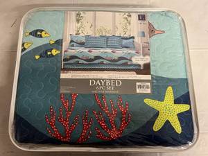 lot 43 image: Lush Decor 6pc Daybed Set