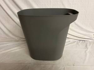lot 50 image: IRIS USA 6 Gallon  24 Quart Trash Can Garbage Can