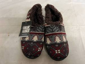 lot 135 image: Pair of Brown Muk Luks Slippers - Size Medium
