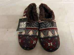 lot 138 image: Pair of Brown Muk Luks Slippers - Size Medium