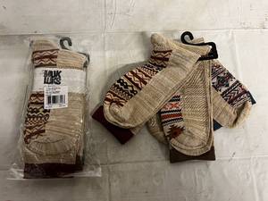 lot 129 image: 2 x 3ct Packs of Tan Muk Luks Socks