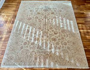 lot 20 image: CreamOff White Area Rug with Underpad included 8 x 10