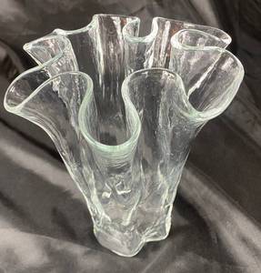 lot 39 image: Vintage MCM Muurla Finland Handkerchief Ruffled Edge Art Glass Vase 8.5 H