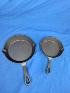 lot 210 image: Brand New MegaChef 2-Pc. Pre-Seasoned Cast Iron Skillet Set