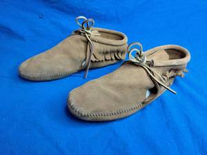 lot 247 image: Minnetonka Moccasins Womens Classic Fringed Boot Softsole - Size 11 - Brown