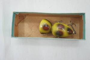 lot 90 image: Vintage Orchard Industries Kick-N-Kackle Frog Spot Fishing Lure