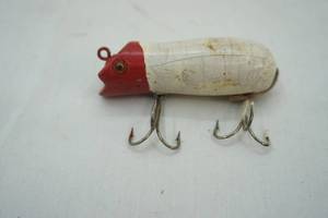 lot 146 image: Vintage Wooden Fishing Lure Red & White