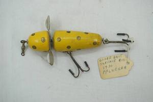 lot 26 image: Vintage Pflueger Globe Bait Surface Rig 1930s