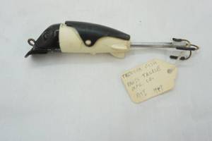 lot 39 image: Vintage Triggerfish Davis Tackle MFG. Co. MI 1947