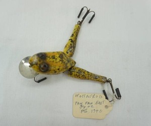 lot 41 image: Vintage Wotta Frog Paw Paw Bait 58oz MI 1940