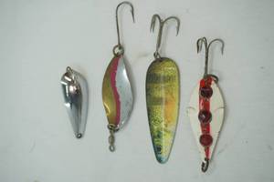 lot 372 image: Vintage Spoon Lures 3ct  1 more modern spoon lure