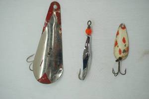 lot 381 image: Vintage Fishing Lures 3ct