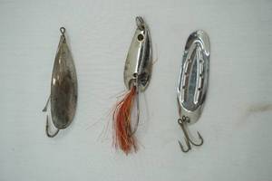 lot 382 image: Vintage Fishing Lures 3ct