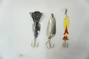 lot 383 image: Vintage Fishing Lures 3ct