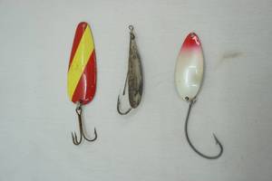 lot 384 image: Vintage Fishing Lures 3ct