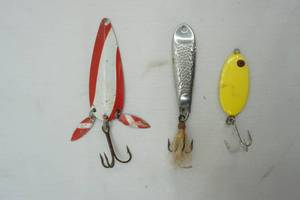 lot 385 image: Vintage Fishing Lures 3ct