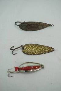 lot 387 image: Vintage Fishing Lures 3ct