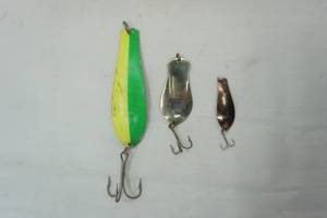 lot 391 image: Vintage Fishing Lures 3ct