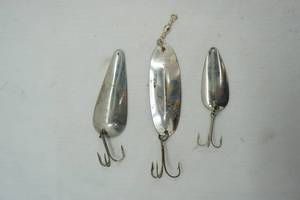 lot 392 image: Vintage Fishing Lures 3ct