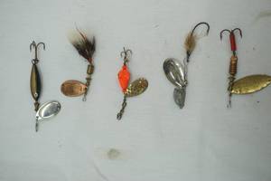 lot 395 image: Vintage Spinnerbait Fishing Lures 5ct