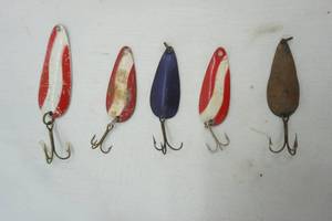 lot 399 image: Vintage Fishing Lures 5ct small spoon lures