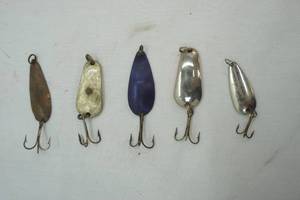 lot 400 image: Vintage Fishing Lures 5ct small spoon lures
