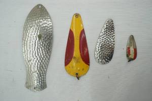 lot 404 image: Vintage Fishing Lures 4ct