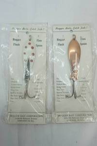 lot 414 image: Vintage Hugger Finn Spoon Lures in packaging 2ct