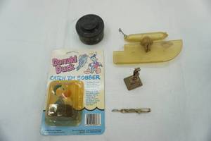 lot 420 image: Vintage Fishing Lot