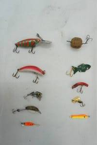 lot 423 image: Vintage Fishing Lure Lot