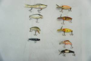 lot 424 image: Vintage Fishing Lure Lot