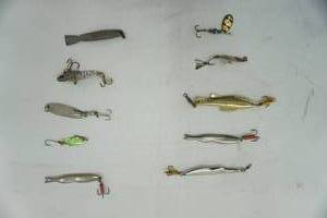 lot 443 image: vintage fishing lures (10)