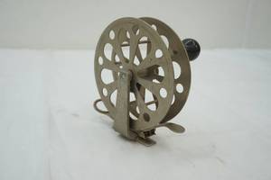 lot 456 image: Vintage Pflueger captain reel